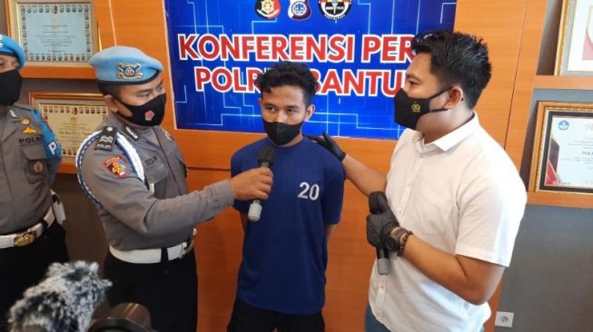 Pelaku berinisial ASF (19) yang memukul petugas PLN di Kapanewon Kasihan memberi keterangan pada wartawan saat konferensi pers di Mapolres Bantul, Minggu (6/1/2022). [Muhammad Ilham Baktora / SuaraJogja.id]