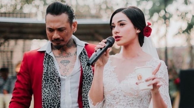 Tak Terima Dituduh Istri Pembawa Sial Jerinx, Nora Alexandra Mencak-mencak