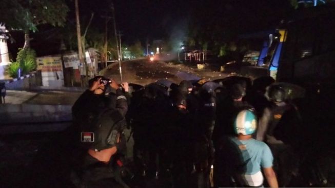 Massa Bersenjata Brutal Blokade Jalan Umum di Sorong, Anggota Polisi Dilempari Batu