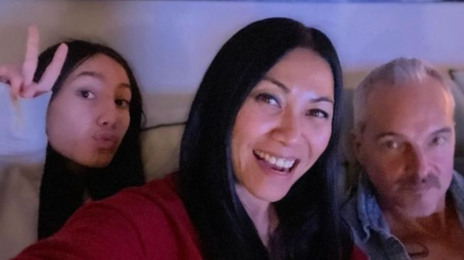 Anggun C Sasmi Bagikan Momen Rebahan Bareng Keluarga, Wajah Sang Putri Dipuji Selangit: Kirain Kendall Jenner