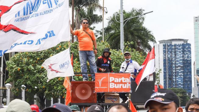 Sejumlah massa buruh melaksanakan aksi di depan Gedung DPR, Jakarta Pusat, Senin (7/2/2022). [Suara.com/Alfian Winanto]