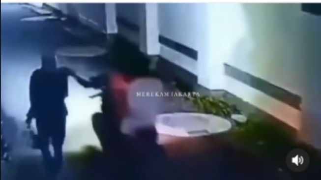 Seorang Perempuan Jadi Korban Jambret HP Saat Pulang Kerja Di Bambu Apus Jaktim, Polisi Buru Pelaku