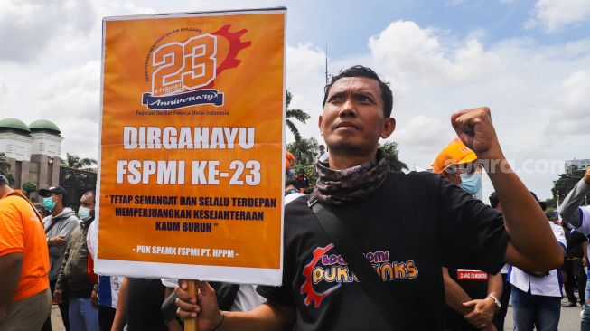 Sejumlah massa buruh melaksanakan aksi di depan Gedung DPR, Jakarta Pusat, Senin (7/2/2022). [Suara.com/Alfian Winanto]