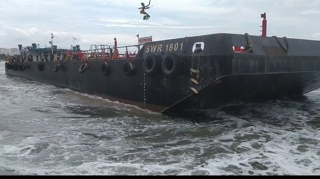 Kapal Tangker kandas di Pantai Hotel Beach Merak, Senin (7/2/2022). [Firasat Nikmatullah]