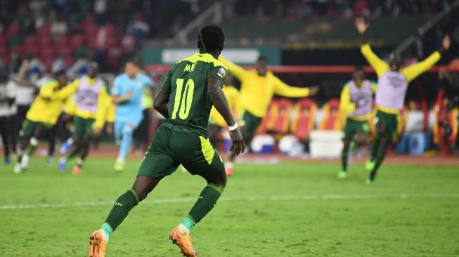 Penyerang Senegal Sadio Mane berlari usai memastikan kemenangan Senegal atas Mesir di final Piala Afrika 2021 lewat adu penalti. (Foto: AFP)