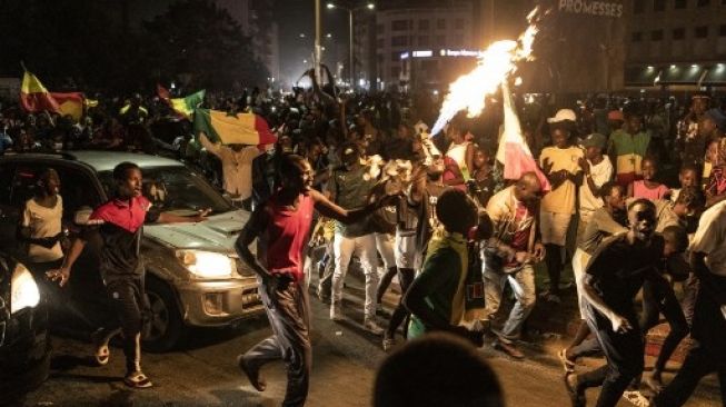 Para pendukung Senegal merayakan kemenangan Sadio Mane dan kawan kawan atas Mesir di final Piala Afrika (CAN) 2021 di Dakar pada 6 Februari 2022. JOHN WESSELS / AFP