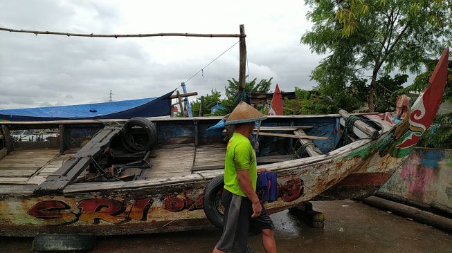 Gelombang Ombak Tinggi, Ribuan Nelayan di Jawa Tengah Tak Melaut, Djuki Terpaksa Tambal Perahu dengan Ember