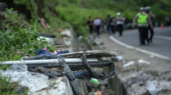 Petugas kepolisian melakukan olah Tempat Kejadian Perkara (TKP) kecelakaan bus di Imogiri, Bantul, DI Yogyakarta, Senin (7/2/2022). ANTARA FOTO/Hendra Nurdiyansyah