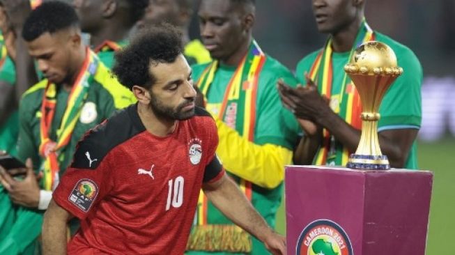 Reaksi pemain Mesir Mohamed Salah setelah timnya dikalahkan Senegal di final Piala Afrika 2021, Senin (7/2/2022). [AFP]