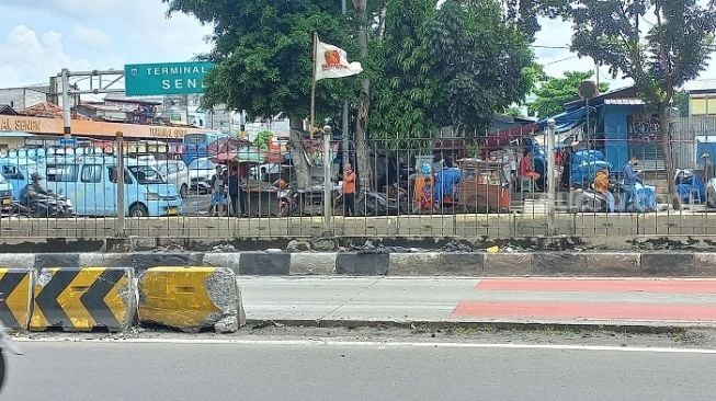 Lokasi tabrakan maut Mobil Toyota Camry yang menghanguskan pria dan wanita di kawasan Senen, Jakarta Pusat. (Suara.com/Yaumal)