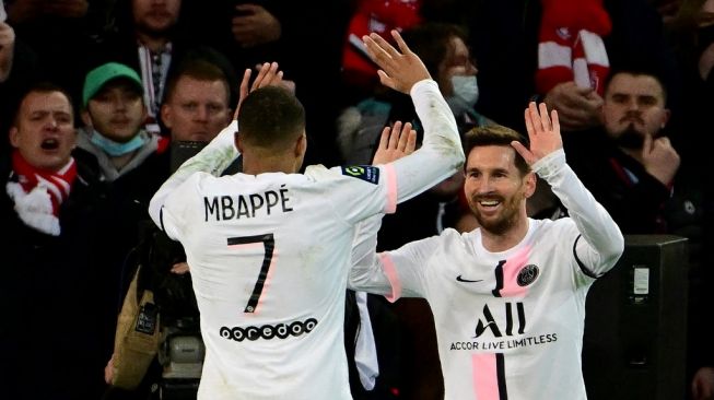 Lionel Messi dan Kylian Mbappe merayakan gol ke gawang Lille. (Foto: AFP)