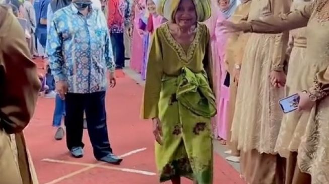 Viral Nenek-nenek Lewat di Kondangan, Outfitnya Bikin Warganet Takjub: Kostum Terbaik