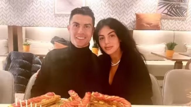 Cristiano Ronaldo bersama kekasihnya Georgina Rodrigoez (Instagram)