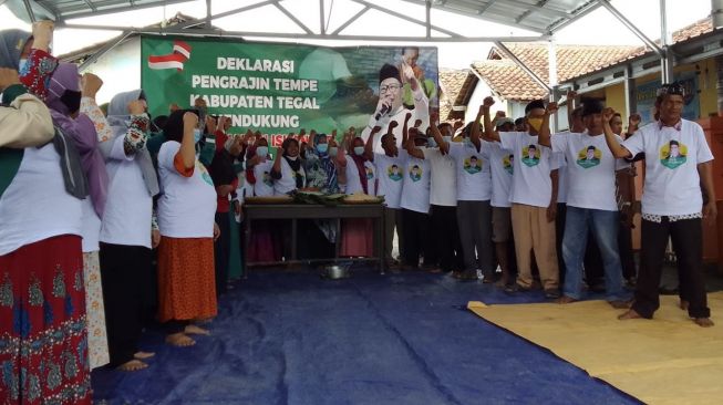 Para perajin tempe di Kabupaten Tegal mendeklarasikan dukungan terhadap Muhaimin Iskandar sebagai capres di Pilpres 2024, Senin (7/2/2024). [Istimewa]