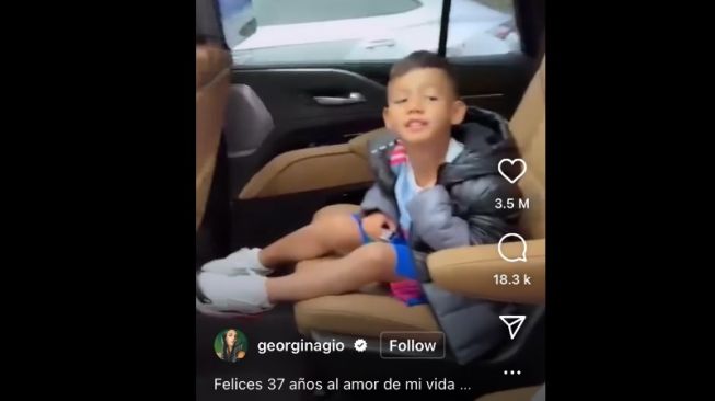 Anak-anak Cristiano Ronaldo dan Georgina Rodriquez langsung ikutan jajal Cadillac Escalade [Instagram @georginagio].