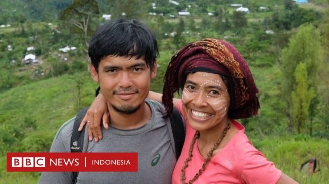 Kisah Pasangan Muda Tinggalkan Kota Demi Mendidik di Pelosok Papua