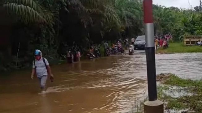 Hati-hati, Jembatan Sungai Ensabal di Meliau Terendam Banjir