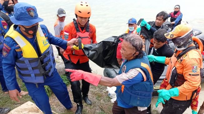 Tragedi Perahu Terbalik di Lamongan, Bocah 9 Tahun Ditemukan Tewas Tersangkut Jaring Nelayan