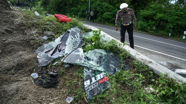 Petugas kepolisian melakukan olah Tempat Kejadian Perkara (TKP) kecelakaan bus di Imogiri, Bantul, DI Yogyakarta, Senin (7/2/2022). ANTARA FOTO/Hendra Nurdiyansyah