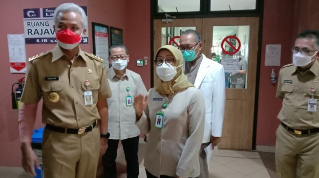 Masuk Kantor Meski Tangan Diperban, Ganjar Pranowo: Daripada Rebahan di Rumah Sakit