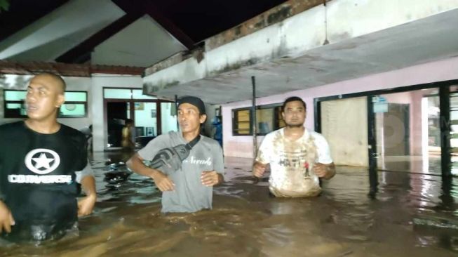 Hujan Deras, Probolinggo Dilanda Banjir Setinggi 1 Meter, Banyak Warga Tak Bisa Selamatkan Hartanya