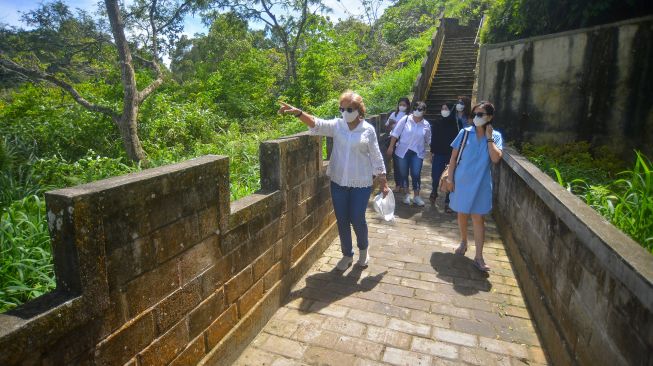 Sejumlah wisatawan menikmati objek wisata Janjang Koto Gadang, di kawasan Ngarai Sianok, Bukittinggi, Sumatera Barat, Senin (7/2/2022).  ANTARA FOTO/Iggoy el Fitra