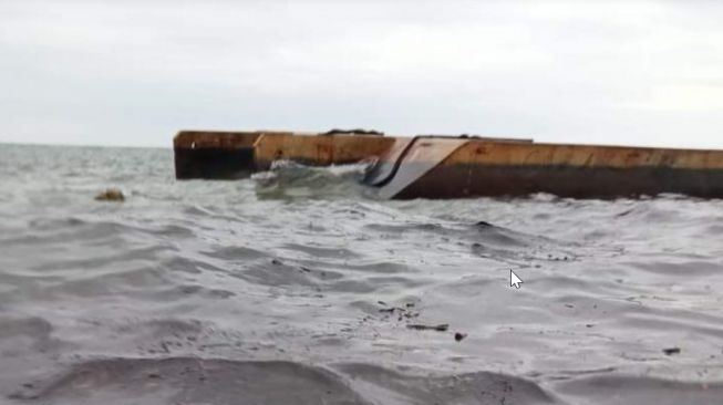 Tongkang Kapasitas 1000 Ton yang Hanyut di Perairan Karimata Ancam Ekosistem Terumbu Karang