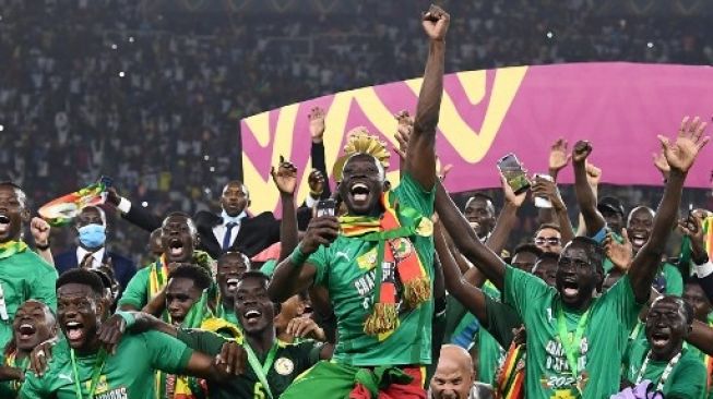 Para pemain Senegal merayakan sukses merebut trofi Piala Afrika (CAN) 2021 setelah mengalahkan Mesir pada pertandingan final di Stade d'Olembe di Yaounde pada 6 Februari 2022.CHARLY TRIBALLEAU / AFP