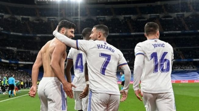 Pemain Real Madrid Marco Asensio rayakan golnya ke gawang Granada dalam pertandingan La Liga di Santiago Bernabeu, Senin (7/2/2022). [AFP]