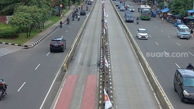 Lokasi tabrakan maut Mobil Toyota Camry yang menghanguskan pria dan wanita di kawasan Senen, Jakarta Pusat. (Suara.com/Yaumal)