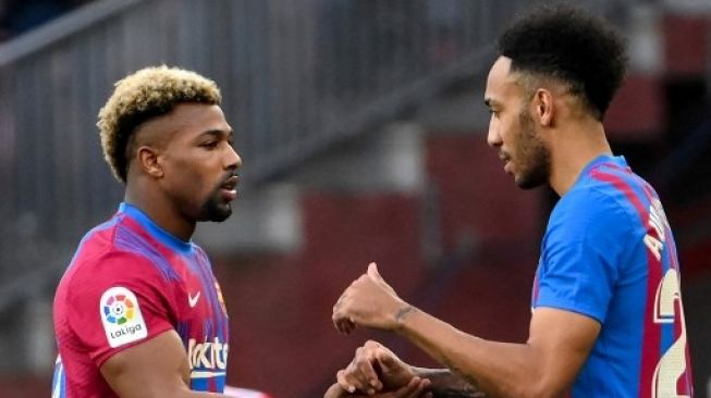 Adama Traore digantikan oleh Pierre-Emerick Aubameyang saat Barcelona menjamu Atletico Madrid di laga La Liga yang digelar di Camp Nou, Minggu (6/2/2022). [AFP]