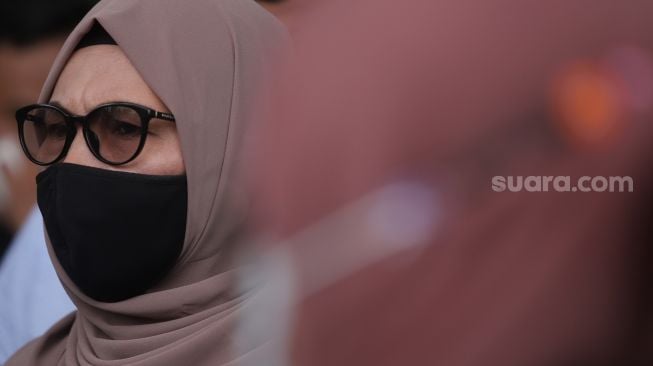 Ibunda Gaga Muhammad, Janariyah menemui awak media usai menyerahkan memori banding di Pengadilan Negeri (PN) Jakarta Timur, Jakarta, Selasa (8/2/2022). [Suara.com/Angga Budhiyanto]