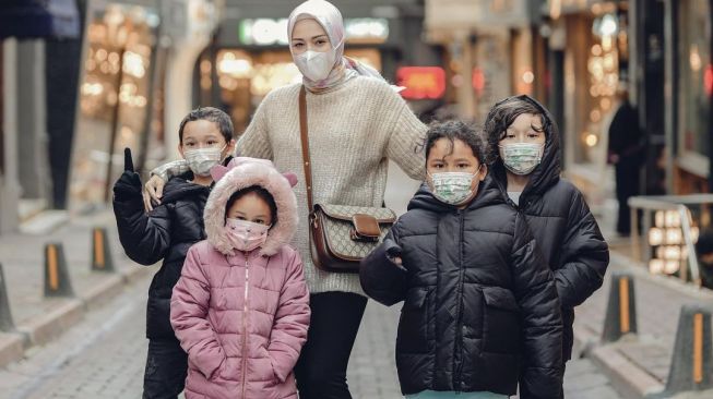 Istri Pasha Ungu, Adelia Wilhelmina saat berlibur bersama anak-anaknya di Turki. [Instagram]