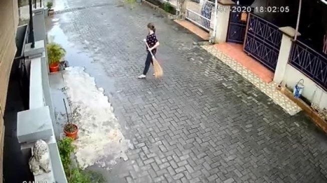 Terekam CCTV, Viral Tetangga Sengaja Sapu Air Hujan ke Rumah, Warganet Ikut Geram: Penyakit Hati