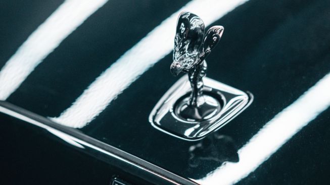 Maskot Spirit of Ecstasy pada Rolls-Royce Black Badge Ghost [Rolls-Royce Motor Cars].