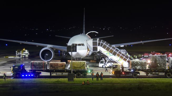 Pekerja membongkar muat logistik MotoGP dari atas pesawat kargo Boeing 777 Freighter Qatar Airways di Bandara Internasional Lombok (BIL), Praya, Lombok Tengah, NTB, Senin (7/2/2022).  ANTARA FOTO/Ahmad Subaidi