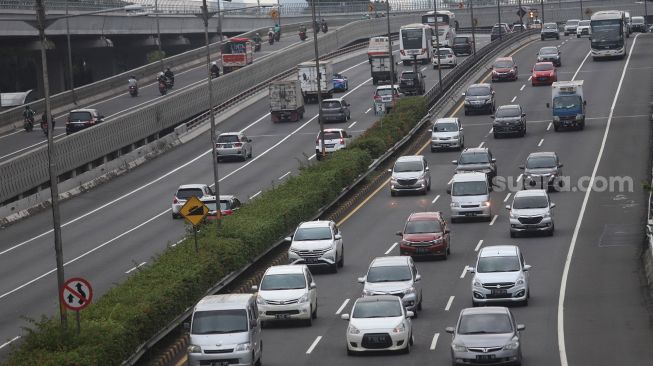 Sejumlah kendaraan melintas di ruas Tol Dalam Kota, Jakarta, Selasa (8/2/2022). [Suara.com/Angga Budhiyanto]