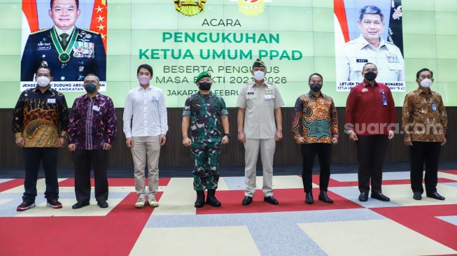 Kepala Staf TNI AD (KSAD) Jendral TNI Dudung Abdurachman (keempat kiri) bersama Ketua Umum Persatuan Purnawirawan TNI AD (PPAD) Letjen TNI (Purn.) Doni Munardo (keempat kanan) dan Direktur PT. Harvest Capital International Kelik Irwantono (kedua kiri) berfoto bersama usai menandatangani MoU kerjasama kewirausahaan di bidang investasi dan pertambangan di Markas Besar (Mabes) TNI AD, Jakarta Pusat, Selasa (8/2/2022). [Suara.com/Alfian Winanto]