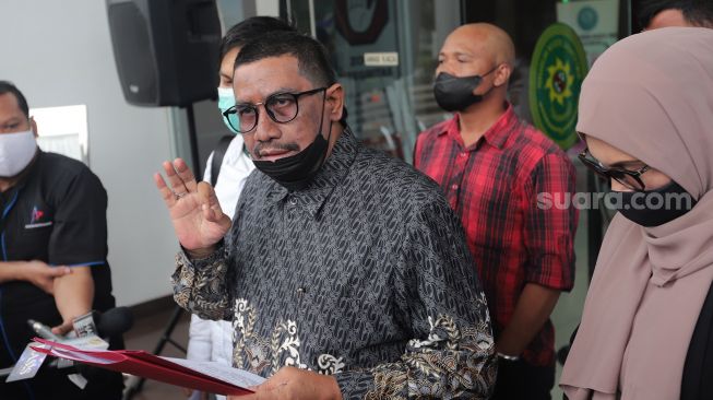 Kuasa hukum Gaga Muhammad, Fahmi Bachmid (ketiga kanan) memberikan keterangan kepada awak media usai menyerahkan memori banding di Pengadilan Negeri (PN) Jakarta Timur, Jakarta, Selasa (8/2/2022). [Suara.com/Angga Budhiyanto]