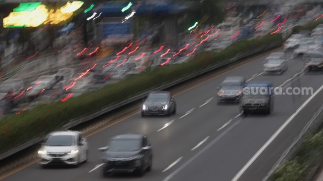 Sejumlah kendaraan melintas di ruas Tol Dalam Kota, Jakarta, Selasa (8/2/2022). [Suara.com/Angga Budhiyanto]