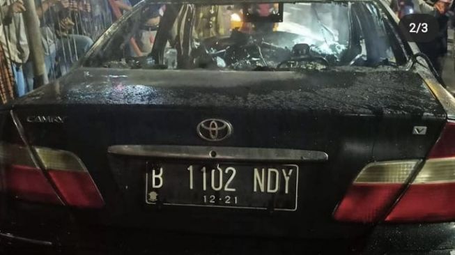 Sedan Camry Terbakar usai Kecelakaan Tunggal Milik Kader PSI Fatimah