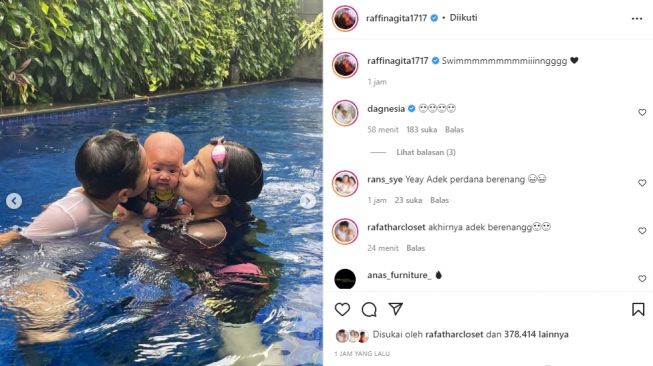 Nagita Slavina berenang bareng Rafathar dan Rayyanza (instagram.com)