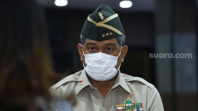 Ketua Umum Persatuan Purnawirawan TNI AD (PPAD) Letjen TNI (Purn.) Doni Munardo saat tengah melakukan sesi wawancara dengan tim Suara.com di Markas Besar (Mabes) TNI AD di Jakarta Pusat, Selasa (8/2/2022). [Suara.com/Alfian Winanto]