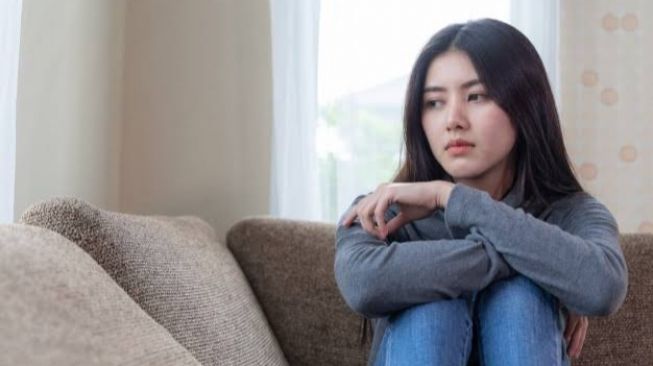 6 Pikiran Toxic Ini Menandakan Kamu Belum Bisa Move On Usai Putus Cinta