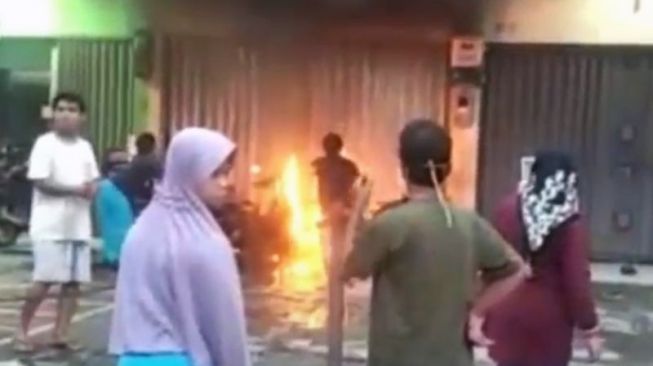 Tangkapan layar video viral dua unit sepeda motor dibakar oleh diduga pria ODGJ di Rawamangun, Jakarta Timur, Selasa (8/2/2022) pagi. [Instagram@merekamjakarta]