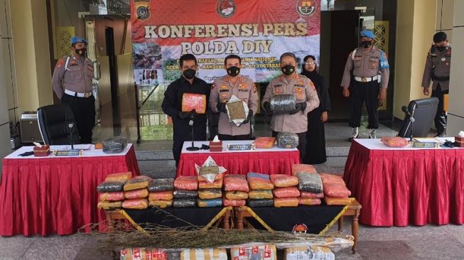 Polda DIY Ungkap Jaringan Peredaran Skala Nasional dari Aceh ke Jogja, Amankan 2 Ton Ganja Senilai Rp14 Miliar