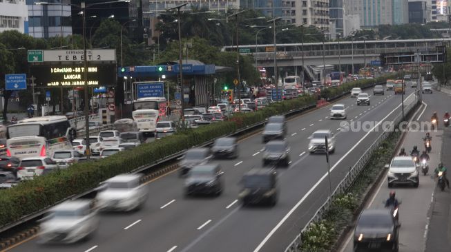 Sejumlah kendaraan melintas di ruas Tol Dalam Kota, Jakarta, Selasa (8/2/2022). [Suara.com/Angga Budhiyanto]