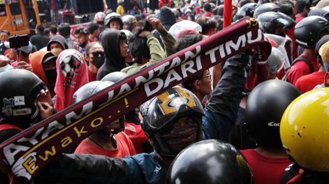 Sejumlah suporter PSM Makassar melakukan aksi unjuk rasa di depan Kantor Gubernur Sulawesi Selatan di Makassar, Sulawesi Selatan, Selasa (8/2/2022).  ANTARA FOTO/Arnas Padda