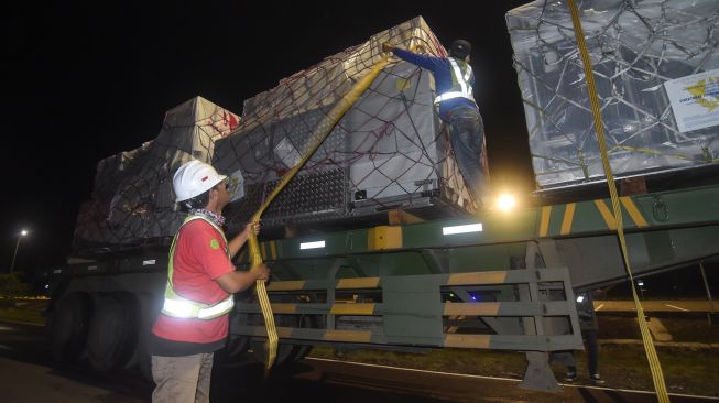 Pekerja membongkar muat logistik MotoGP dari atas pesawat kargo Boeing 777 Freighter Qatar Airways di Bandara Internasional Lombok (BIL), Praya, Lombok Tengah, NTB, Senin (7/2/2022).  ANTARA FOTO/Ahmad Subaidi