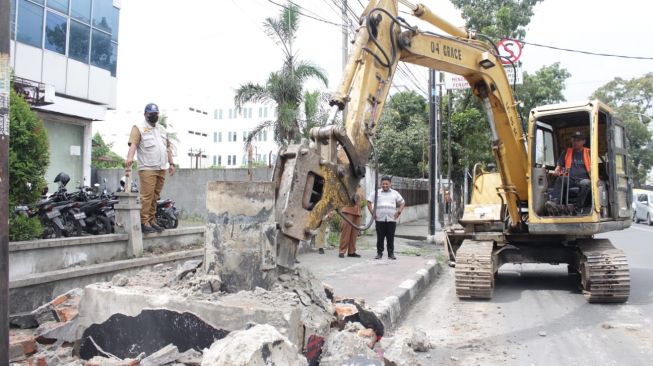 Kolaborasi Dinas dan  Kecamatan Bersihkan Kawasan Jalan Adam Malik